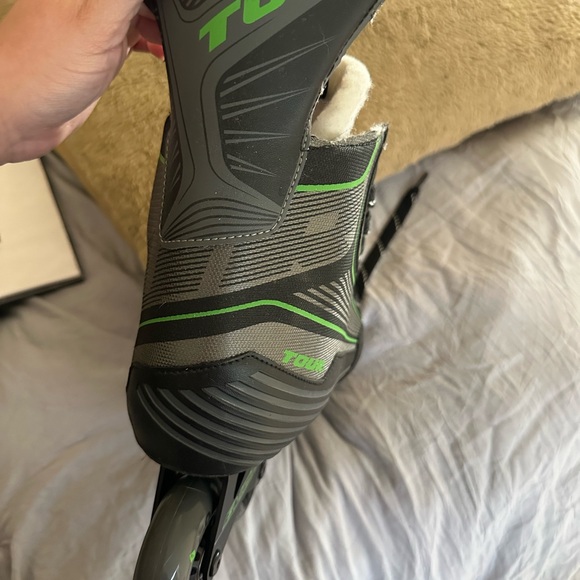 Tour Inline Skates with Green Accents - Picture 3 of 10